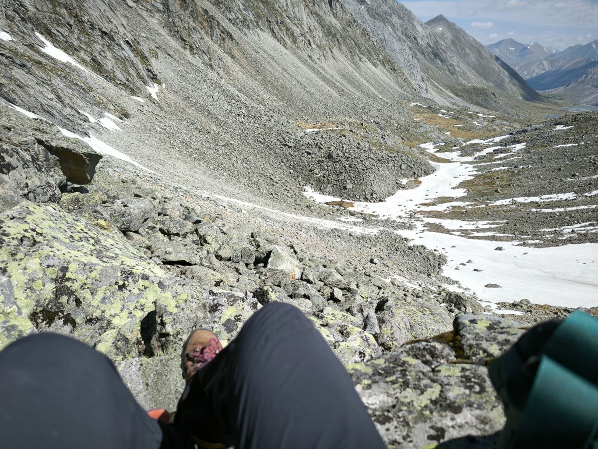 Думы думаю на середине пути к перевалу.