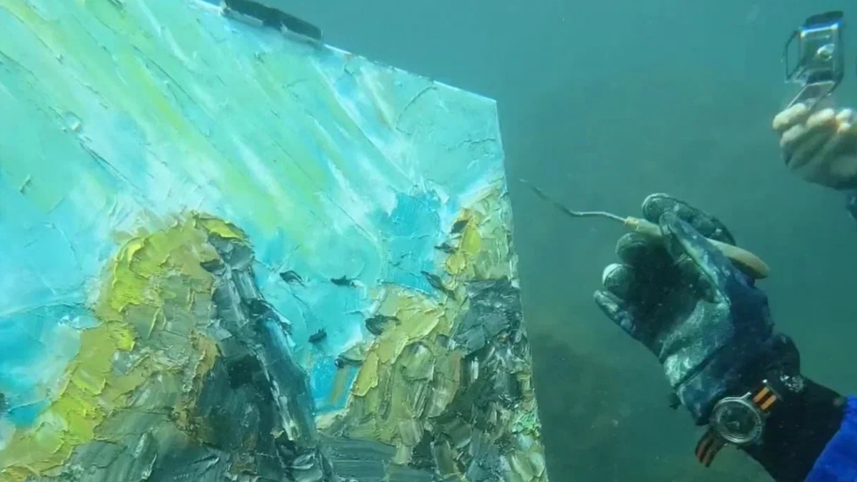 Фото: Момент создания картины под водой.