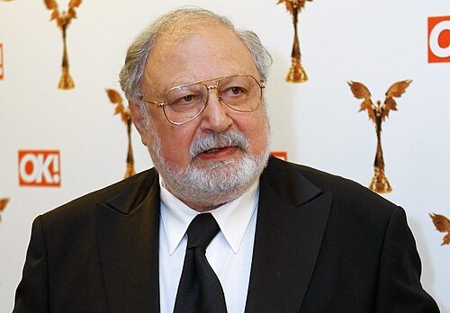 Рустам Мамед Ибрагим оглы Ибрагимбеков (5 февраля 1939, Баку — 10 марта 2022, Москва) — советский, российский и азербайджанский писатель, кинодраматург и кинорежиссёр, Народный писатель Азербайджана (1998), Заслуженный деятель искусств Азербайджанской ССР (1976) и Российской Федерации (1995), Лауреат Государственных премий Российской Федерации (1993, 1996, 1998, 2000), СССР (1981) и Азербайджанской ССР (1980), профессор. Брат писателя Максуда Ибрагимбекова