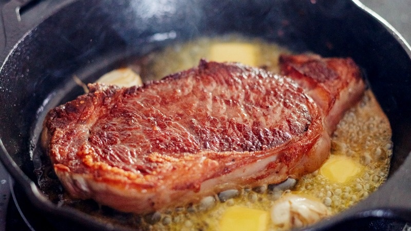 Сочный поджаристый стейк из свинины