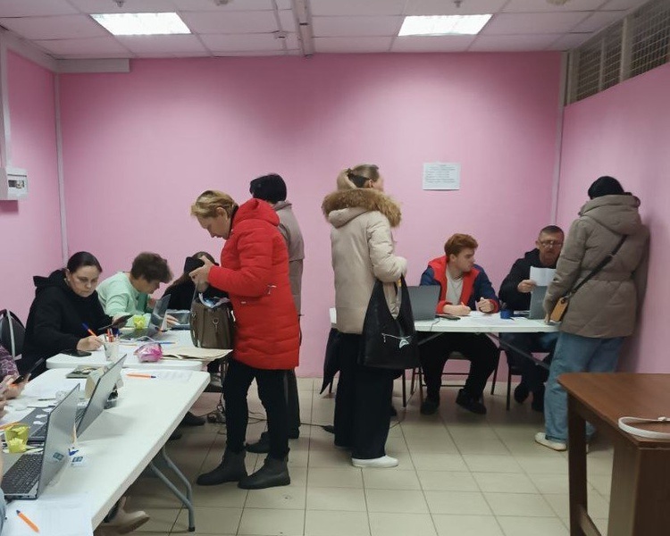     В Курске на Центральном рынке продолжают выдавать гуманитарку