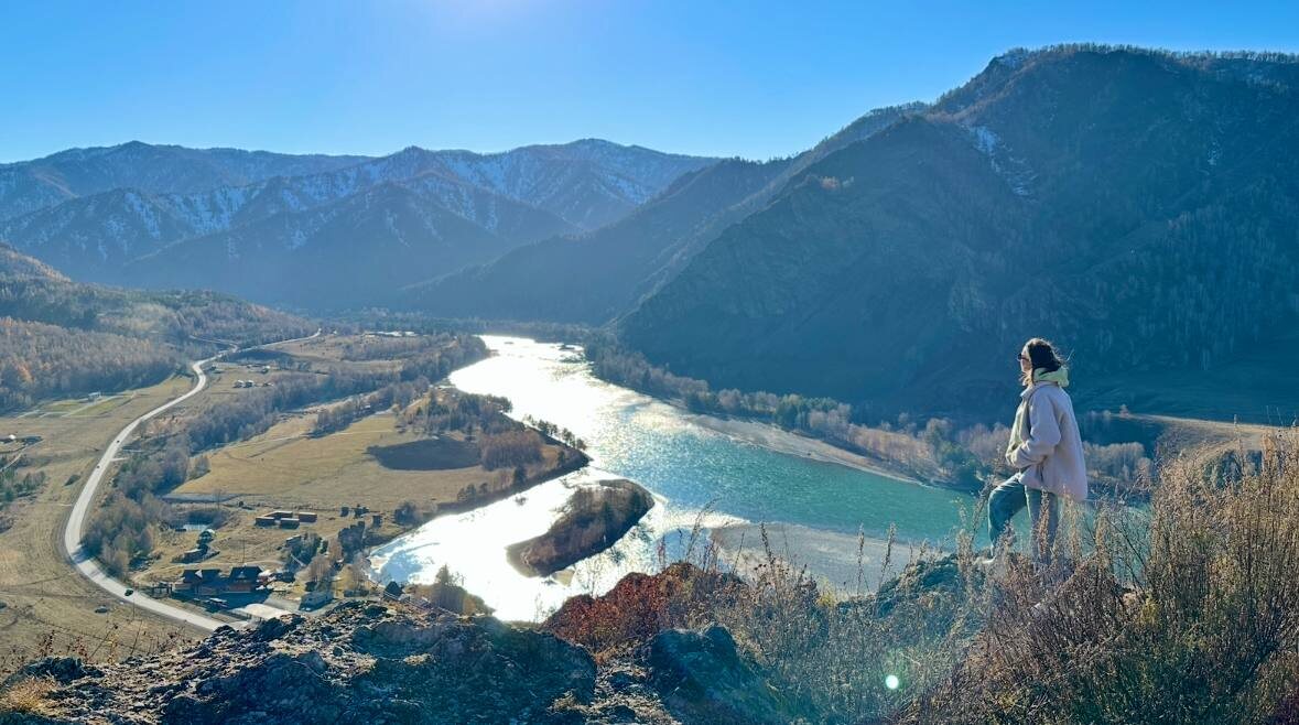 Вид на Чемальский тракт и Катунь со смотровой на плато Толгоек