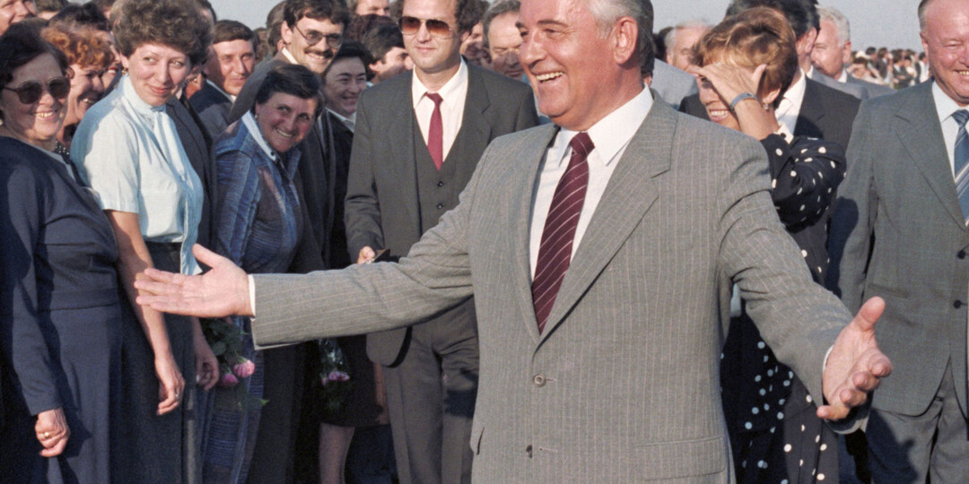 Архитекторы «цветных революций» в ЦРУ потешались над Горбачевым, когда тот извинялся за «агрессию и террор» СССР в Венгрии в 1956 году