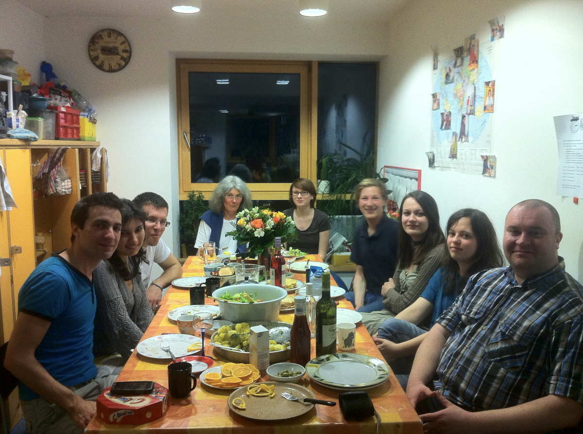 А здесь день рождения! 