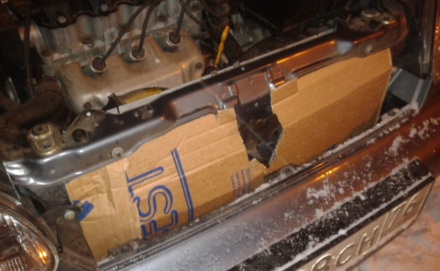 Старая, добрая "дедовская" картонка - может быть вполне себе полезна даже для современных автомобилей в условиях сильного мороза