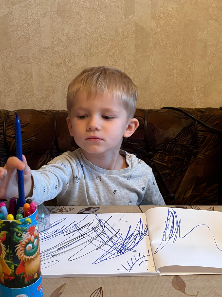 Малой "красит бумагу" - так он называет рисование