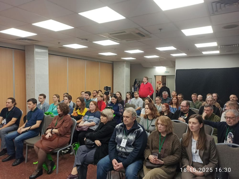 Идёт открытие. Сижу в первом ряду и понимаю: "Жарко! А стягивать с себя свитер на глазах изумлённой публики - так себе затея!" Рядом - Майя Караванова и Евгения Усачёва. Похоже, у них схожее мнение... (с) Литературная мастерская Сергея Лукьяненко © 2025. Powered by Ghost