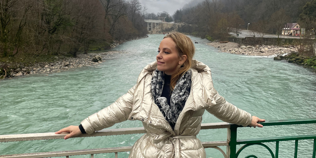 Мигрень, шум в ушах, бессонница. Невролог указал на неочевидного виновника — мой позвоночник