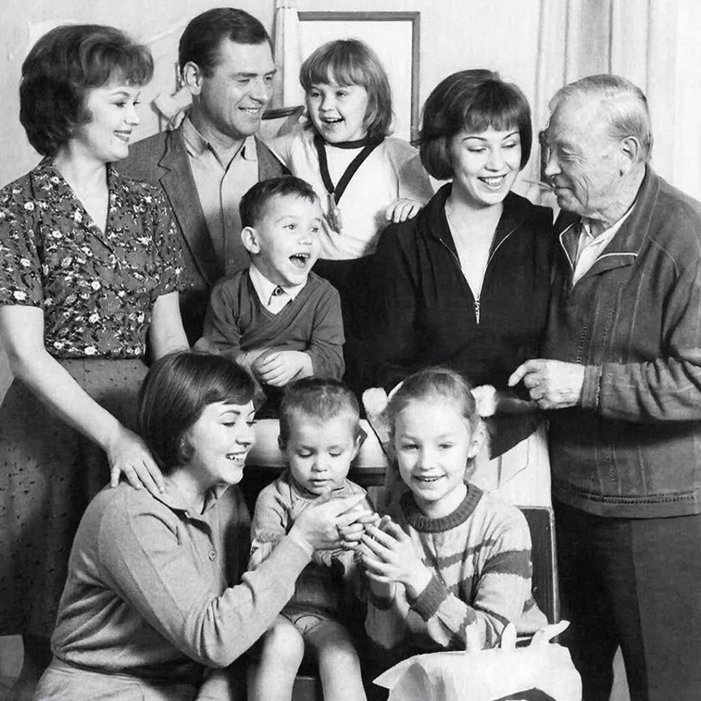 Семья. Изображение сгенерировано сервисом GigaChat 