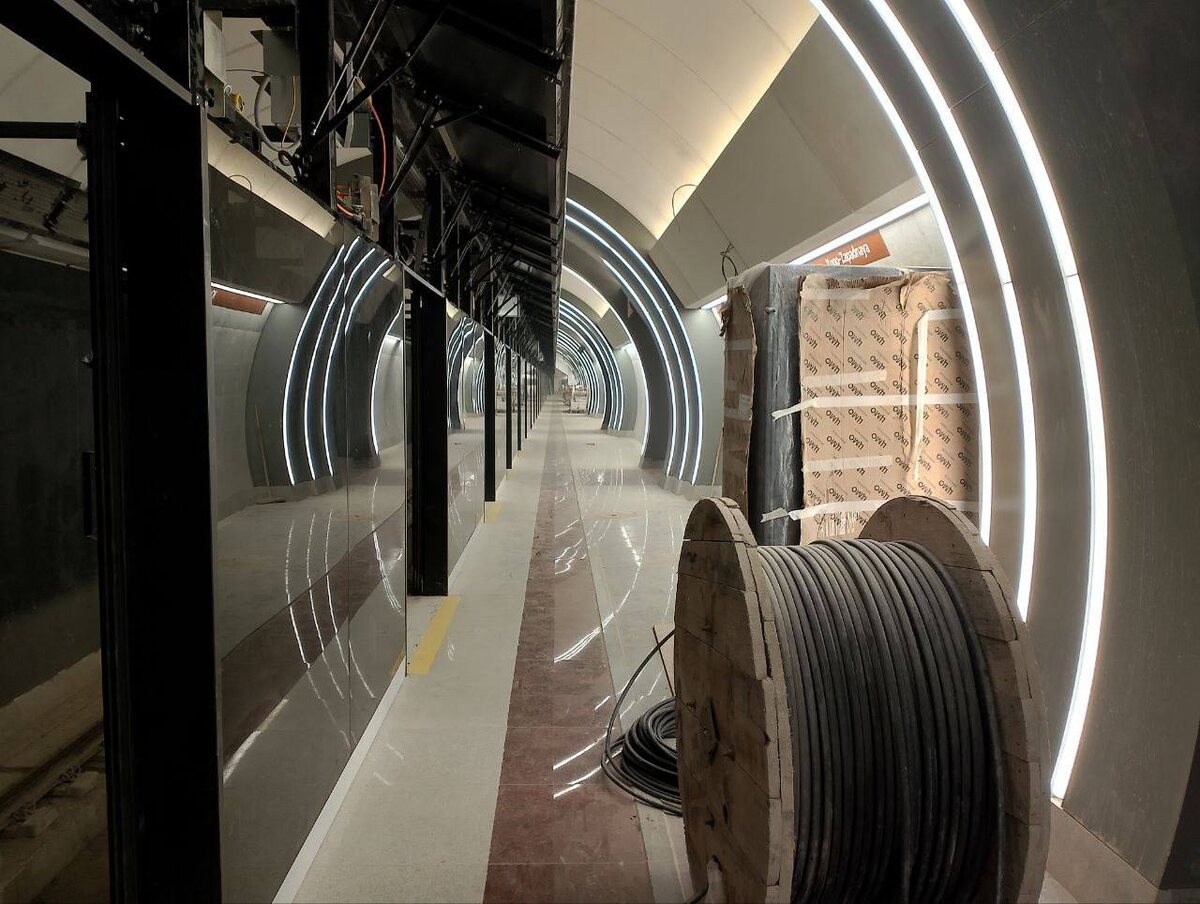 t.me/spb_str. Кадры с платформы почти готовой к открытию станции метро "Юго-Западная" в Петербурге.