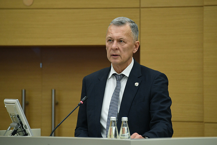    Марат Сафиуллин рассказал, что за 9 месяцев 2025 года в Татарстане всего было мобилизовано 1,2 трлн рублей налогов. Из них 65% (около 780 млрд рублей) ушло в федеральный бюджет и лишь 421 млрд рублей (35% от общего объема) осталось в консолидированном бюджете республики.   
Фото: rais.tatarstan.ru