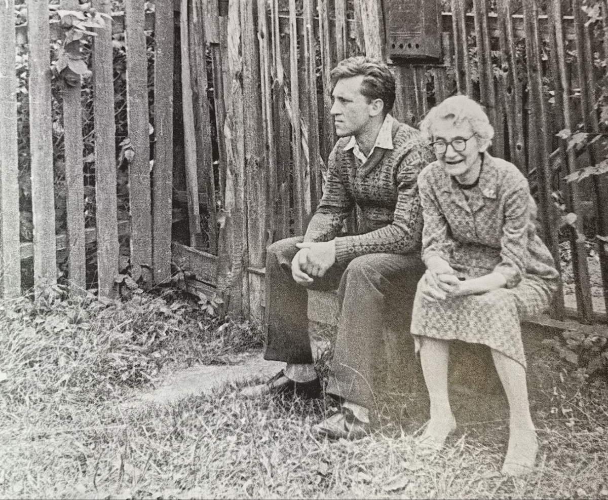 Владимир Высоцкий и Евгения Евгеньевна Яшке (бабушка Людмилы Абрамовой) на даче возле ж/д платформы Отдых в Подмосковье. 1964 год. Фото Николая Гузанова. Музей Владимира Высоцкого.