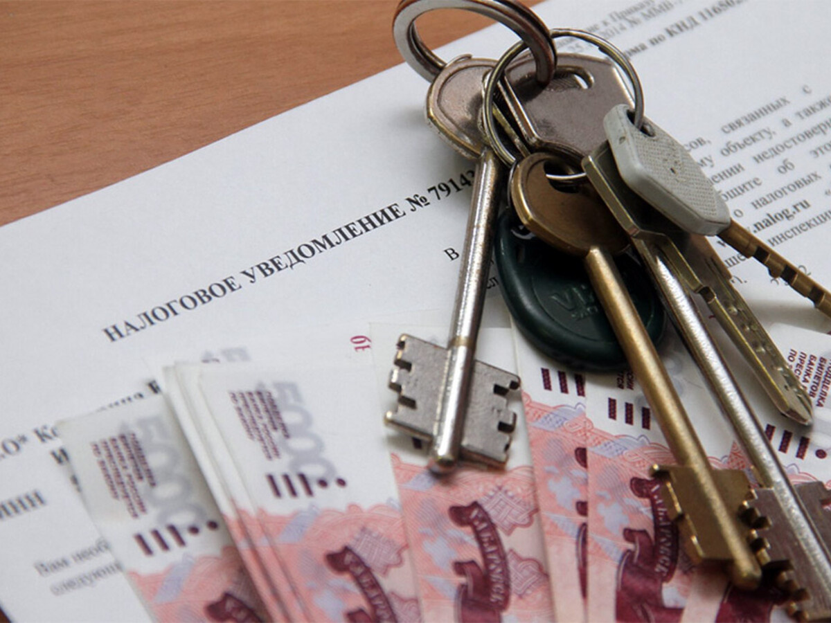 Депутаты приняли в первом чтении законопроект о внесении масштабных поправок в Налоговый кодекс1. Планируемые изменения в числе прочих коснутся и правил уплаты налога на доходы физических лиц при продаже и дарении имущества.

Среди наиболее важных для граждан отметим следующие нововведения.
Уточнят нормы об освобождении от НДФЛ при продаже любой жилой недвижимости, которая находилась в собственности продавца более 3 и 5 лет (ст. 217.1 НК РФ). Согласно проекту закона, этот срок должен быть непрерывным. Он исчисляется с даты государственной регистрации права собственности владельца. Дата перехода доли от одного участника долевой собственности другому не изменяет этот порядок.

В настоящее время правила исчисления срока владения для освобождения от налога не установлены законодательно, но регулируются на практике с помощью разъяснений и писем Минфина России и ФНС России (например, п. 10.5 Письма ФНС России от 03.10.2023 № БВ-4-9/12603@).
Кроме того, расширят норму об освобождении семей с детьми от уплаты НДФЛ при продаже жилого помещения. Сейчас семья с детьми освобождается от уплаты НДФЛ независимо от срока владения, если:
•	детей двое и больше, и они не достигли 18 лет (24 лет при условии продолжения обучения);
•	жилищные условия семьи в результате продажи улучшились;
Согласно законопроекту, в число льготников попадут также семьи с недееспособными детьми независимо от их возраста. Кроме того, освободят от налога и те семьи, в которых второй ребенок родился после продажи квартиры, но до 30 апреля следующего года.
Лица же со статусом иноагента лишатся любых льгот при налогообложении и будут платить НДФЛ в полном объеме:
•	при продаже жилья независимо от срока владения;
•	при дарении имущества;
•	при получении наследства, даже если наследуют после близкого родственника.
По возникающим вопросам обращайтесь за консультацией к 
специалистам ООО «ЦНП», тел.+7 (3452) 500-696, 8-800-3015-316
Наш сайт: https://centrnp72.ru/
Мы знаем, что делать!