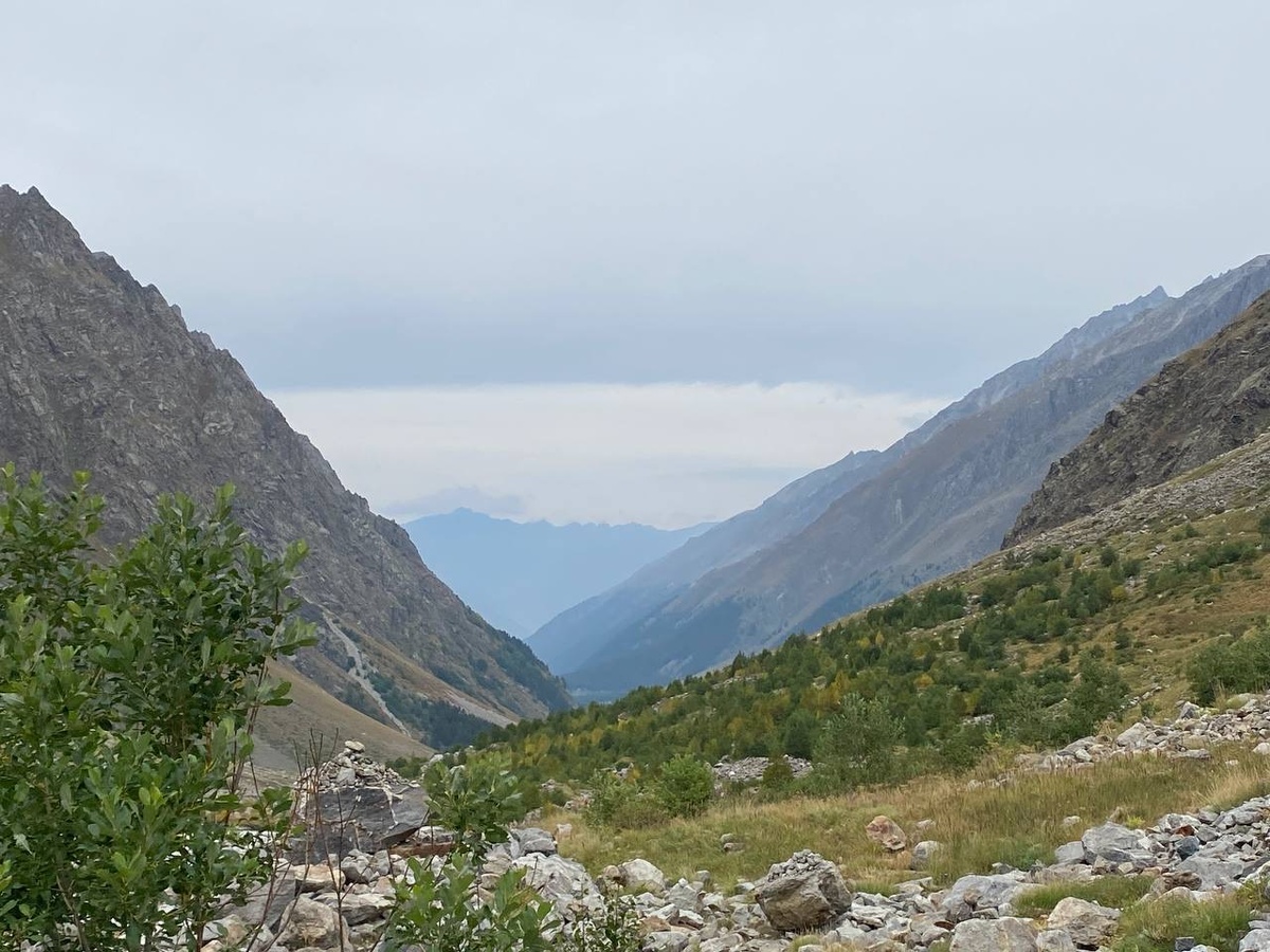 Вид сверху на долину.