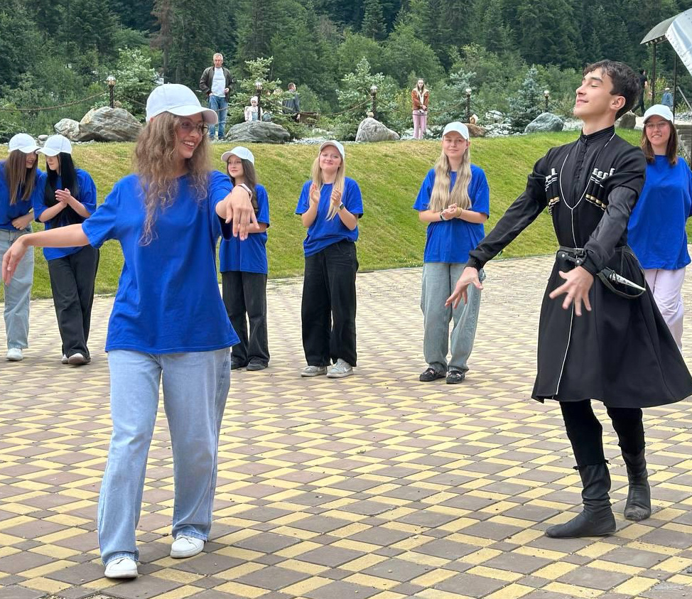 Наши и белорусские ребята танцуют в лагере «Гранд Виктория»