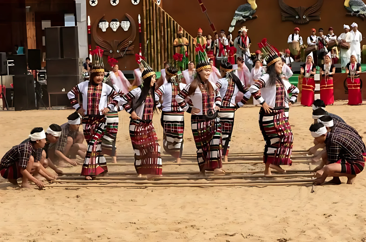 Девушки из штата Мизорам исполняют традиционный бамбуковый танец на мероприятии в Нагаланде, Индия, 2 декабря 2016 года. Источник: Dreamstime