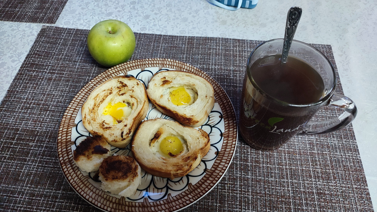 Завтрак: гренки с перепелиными яйцами, кофе, яблоко