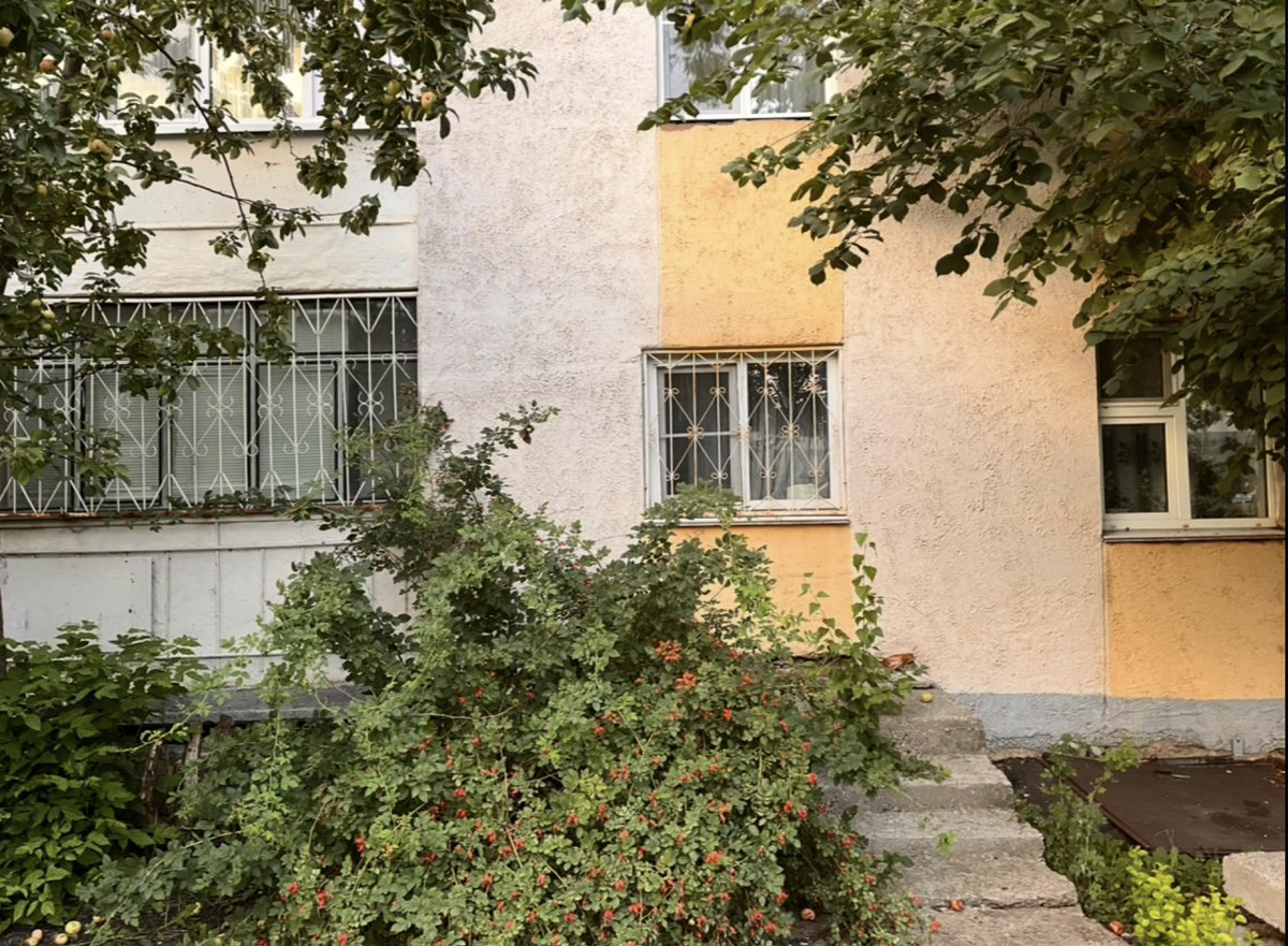 Когда-то здесь был проходной подъезд, а теперь чье-то личное помещение. (Источник: фото автора)