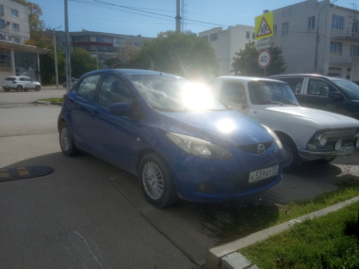 Моя фотка: автомобиль Mazda 2 на улице Павла Корчагина в Севастополе (2025)
