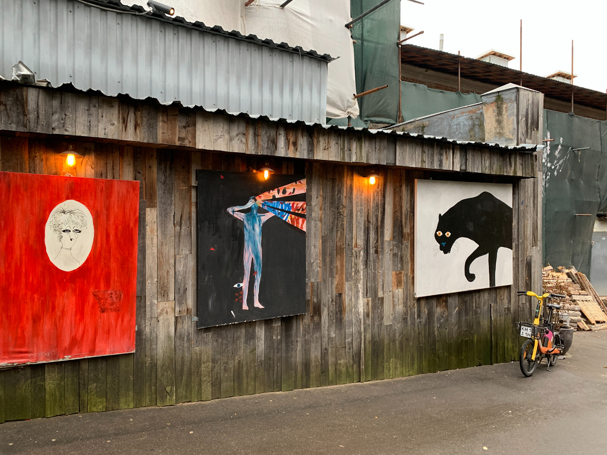 Арт-забор напротив