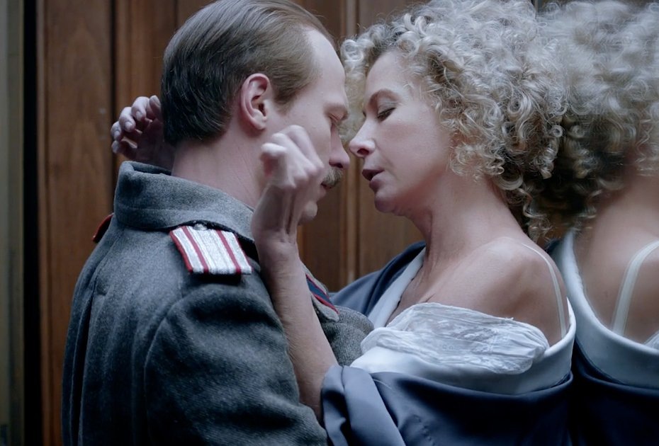 Видно, что Юра очень и очень старается изображать страсть. Но его совершенно не жалко. Фото из открытых источников. 