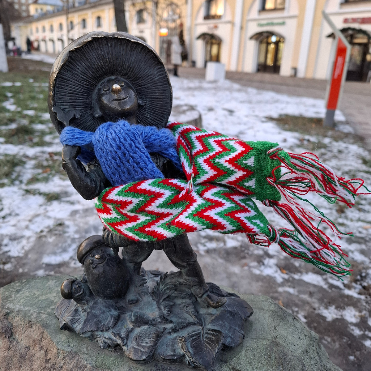 Рязань. Гриб-коробейник стоит у Торговых рядов на улице Кольцова, 1. Фото автора.