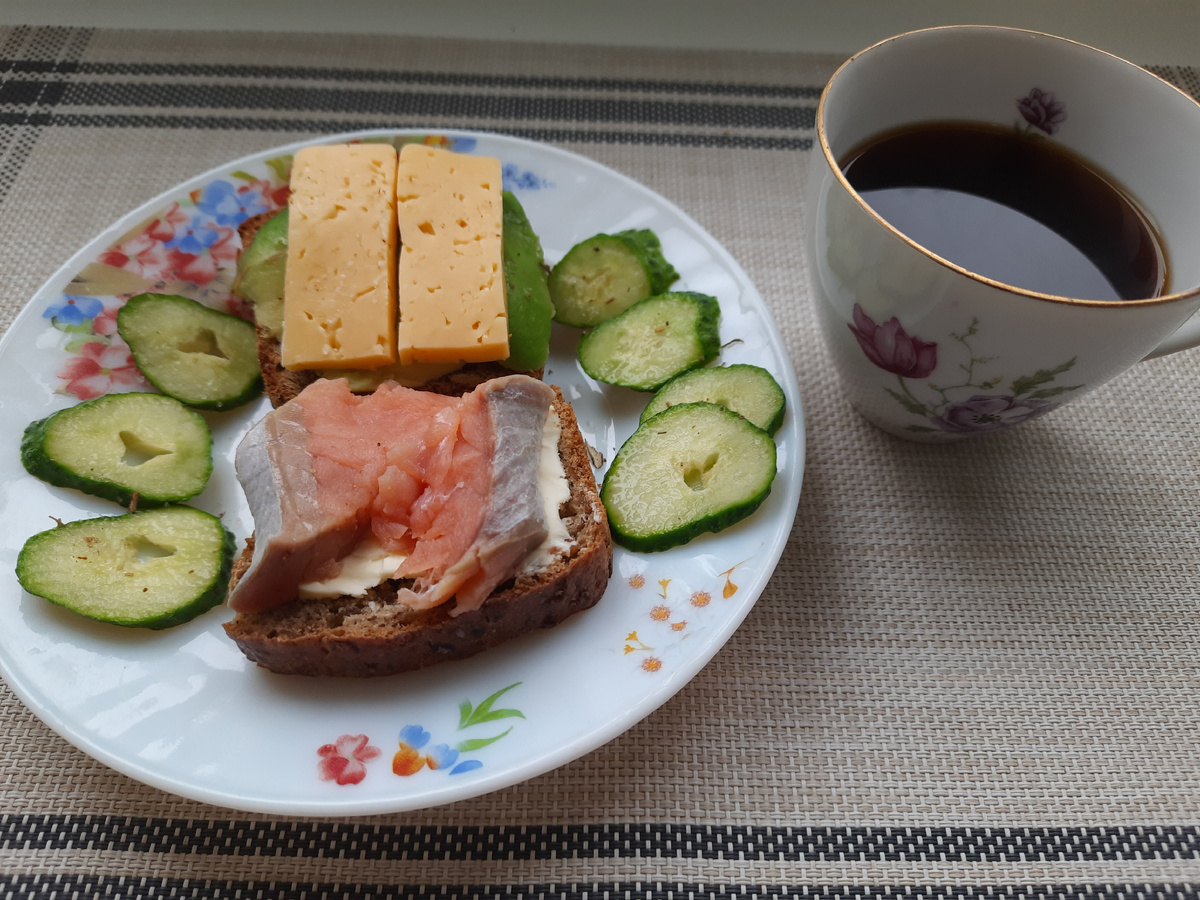 Один бутерброд с маслом и рыбкой, второй - с авокадо и сыром