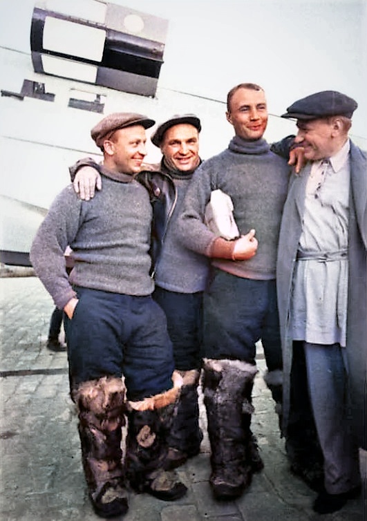 Андрей Туполев (справа) с экипажем самолёта АНТ-25 «Сталинский маршрут» Г. Ф. Байдуков, В. П. Чкалов, А. В. Беляков на аэродроме Щёлково. 1936. Фото М. Калашникова