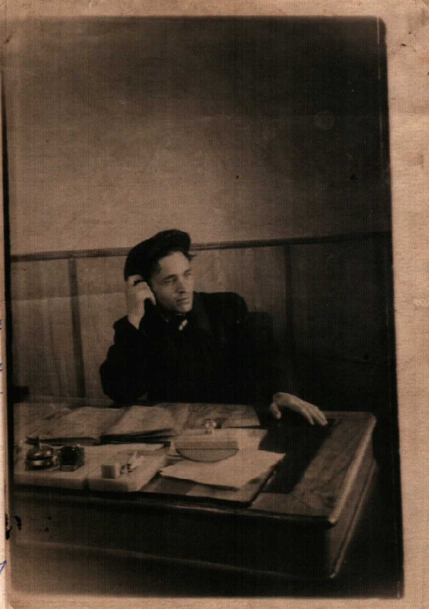 Дед в рабочем кабинете