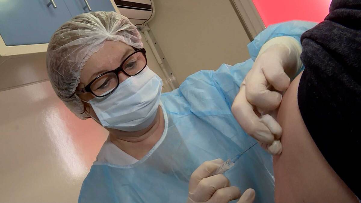 
А сейчас - по мере похолодания - в регионе растет заболеваемость ОРВИ.
За прошедшую неделю, по данным медиков, количество пациентов с симптомами вирусных респираторных инфекций вновь увеличилось - почти на четверть. 
За неделю заболели 700 человек. А всего с начала сезона ОРВИ подхватили 3762 жителя области. Самый большой всплеск заболевания наблюдается у детей - почти 300 заболевших за неделю. Но если школьники сейчас на каникулах и это поможет разорвать цепочки передачи вируса, то детсадовцев приходится сажать на карантин. Сейчас он введен в 7 районах области. Полностью закрыт один детсад в Паназырево и еще 17 групп в 12 детских садах. 
При этом, как говорят врачи, в этом сезоне жители области очень активно вакцинируются от гриппа. На сегодняшний день прививки сделали почти 143 тысячи человек. До конца декабря нужно привить ещё столько же. Для этого в Миниздраве запросили дополнительную партию вакцины от гриппа.
Николай Гирин, директор Департамента здравоохранения Костромской области: «Подписано соглашение с Минздравом на поставку еще 152 тысяч доз вакцины. Из них 117 будет взрослая, остальная - для вакцинации детей. Поступления мы ожидаем на этой неделе. Будем интенсивно работать. И в планах у нас сейчас - мы вне стен медорганизаций, в торговых центрах прививаем по выходным - поступило предложение о том, чтобы вакцинировать так в ежедневном режиме - с понедельника по воскресенье, в удобное для людей время - в дневное и вечернее».
