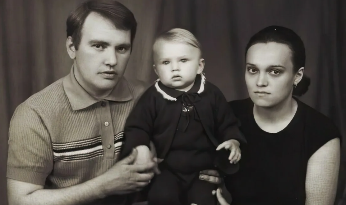 на фото Александр Костюк и Надежда Кадышева в молодости с сыном 