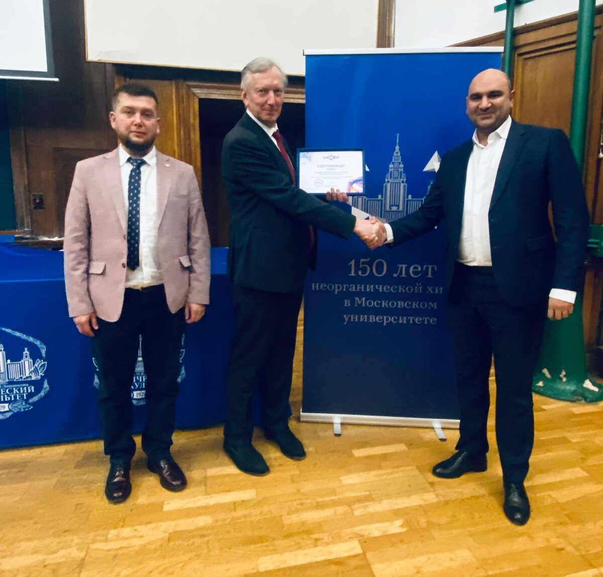 Директор по развитию производства ХИММЕД Руслан Сафаров и заведующий кафедрой неорганической химии, член-корреспондент РАН Андрей Шевельков. 
