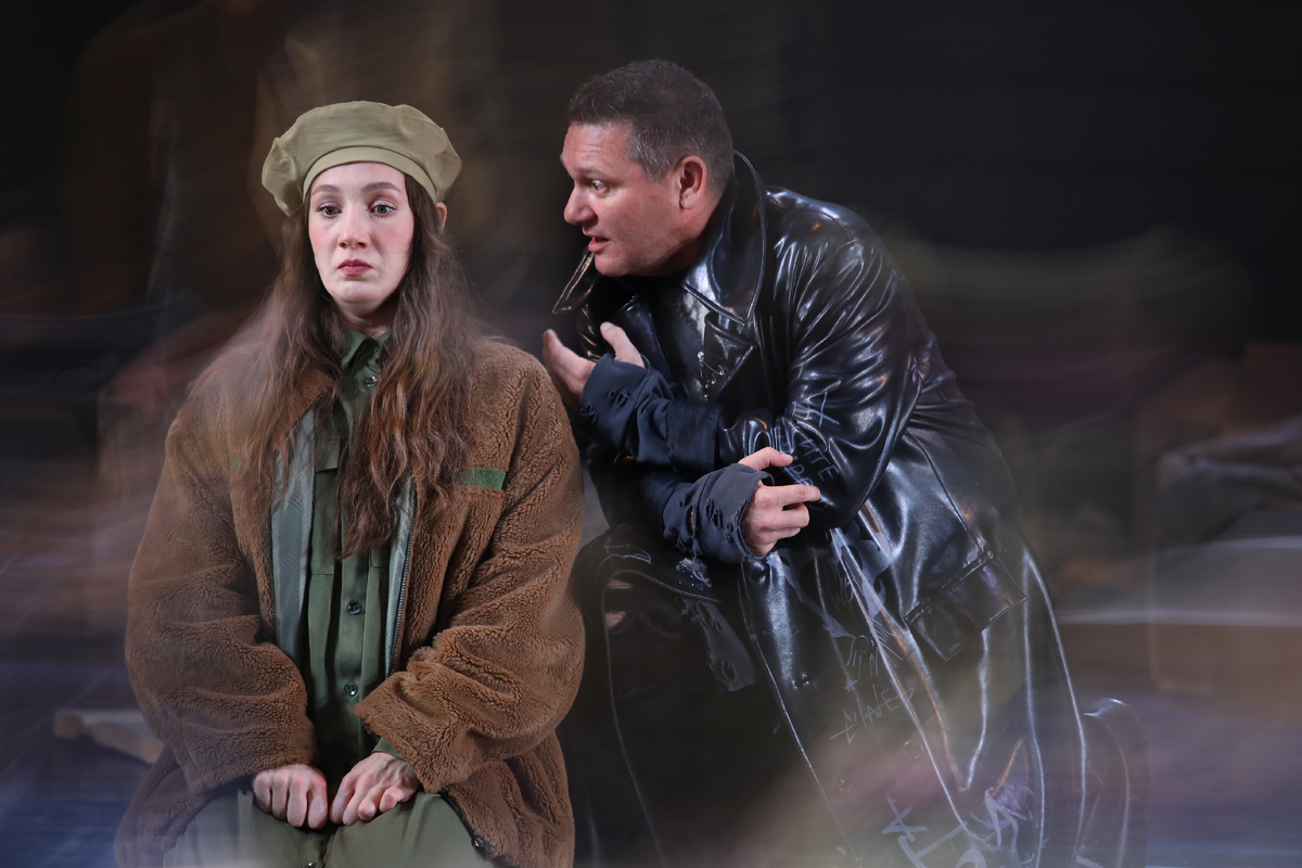 Алина Юсупова и Владимир Дербенцев в спектакле "Собаки", 2025 г. Фото автора.