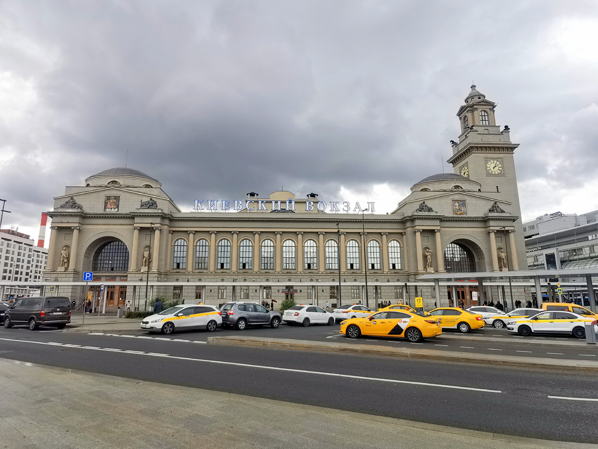 Пошаговая инструкция, как добраться до Киевского вокзала на метро, автобусе или такси. Рассказываем, какой выход из «Киевской» выбрать, где парковаться и как быстро найти Аэроэкспресс во Внуково.