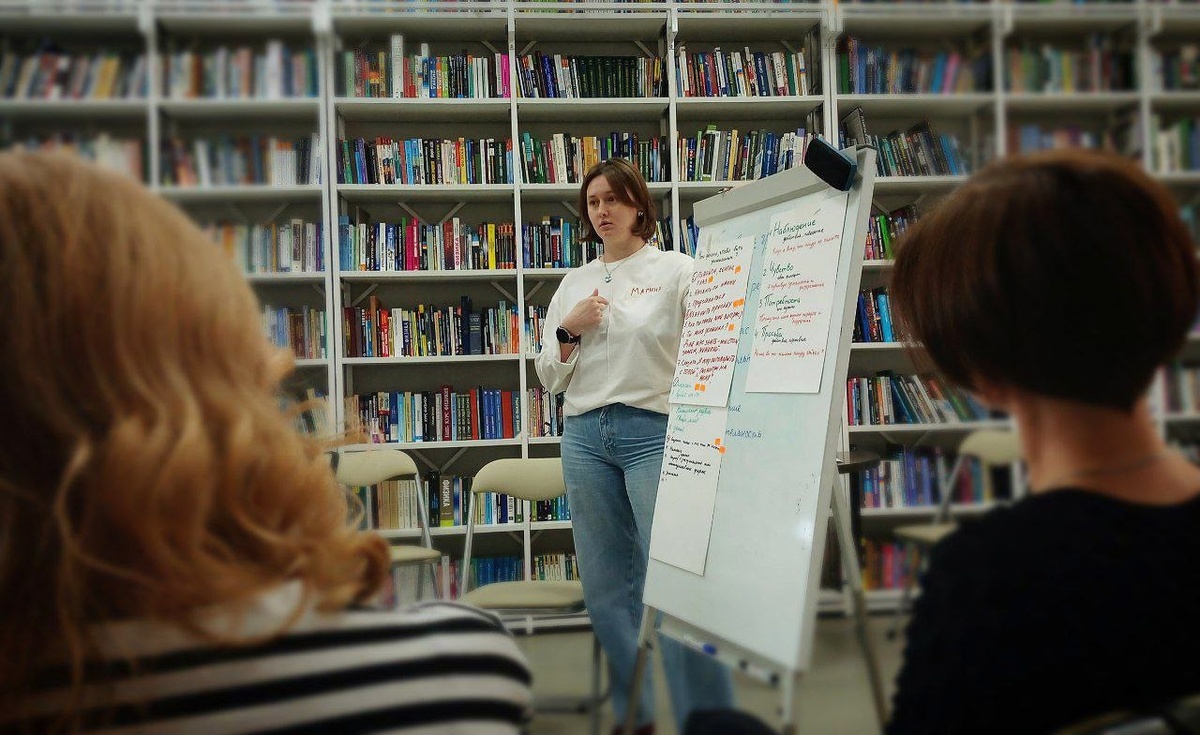 Участники работают на тренинге. Ведущая тренинга - Марина Захарьева