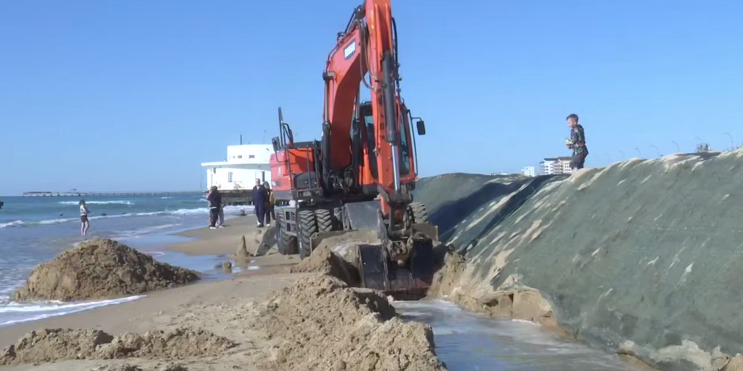 Анапа готовится к штормам: защитные меры и оперативный контроль