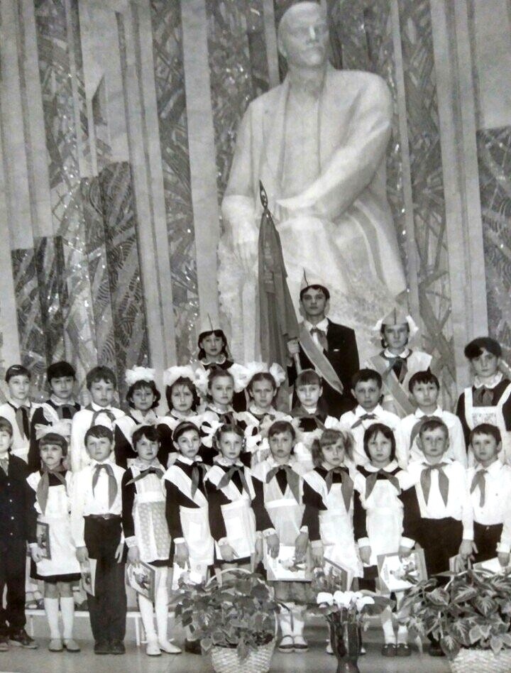 На этом снимке - и я, и Аня. Нас только что приняли в пионеры