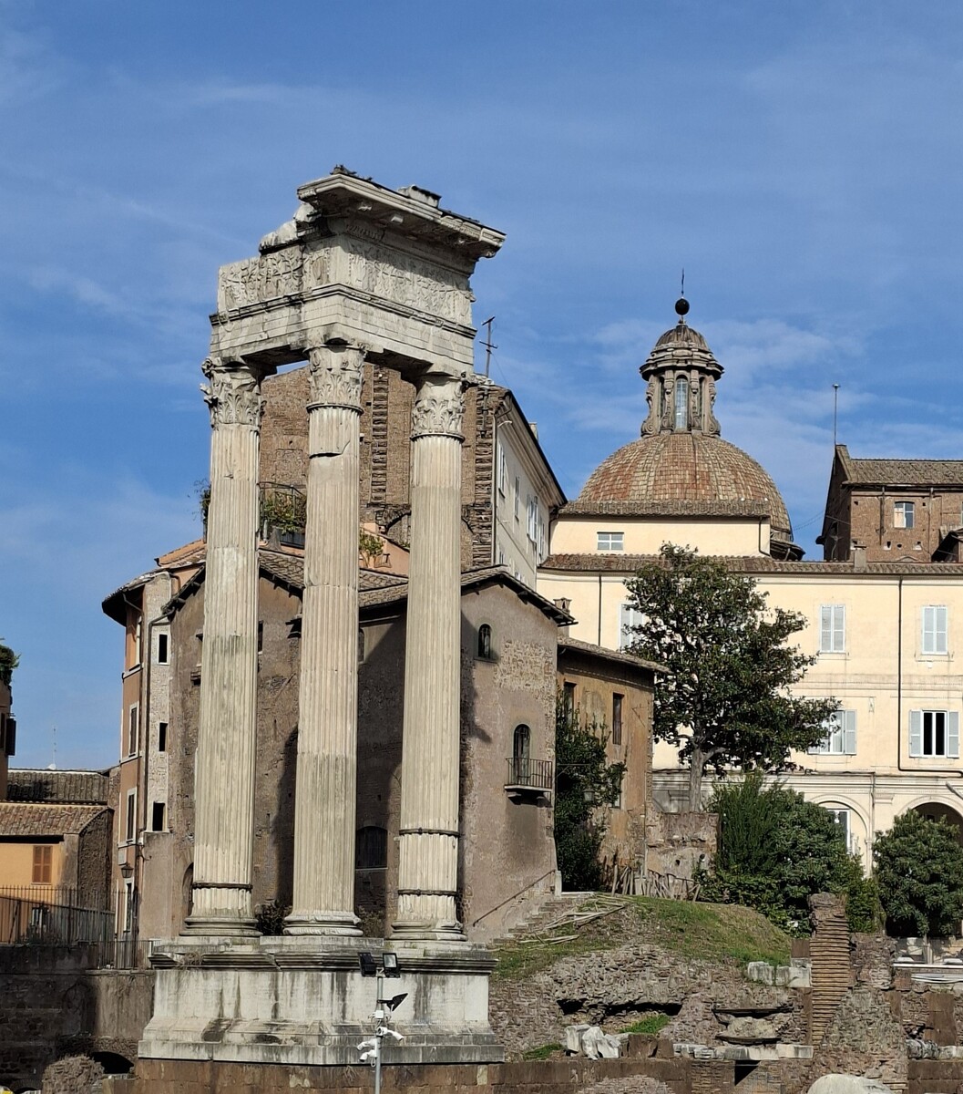 античные колонны в центре города