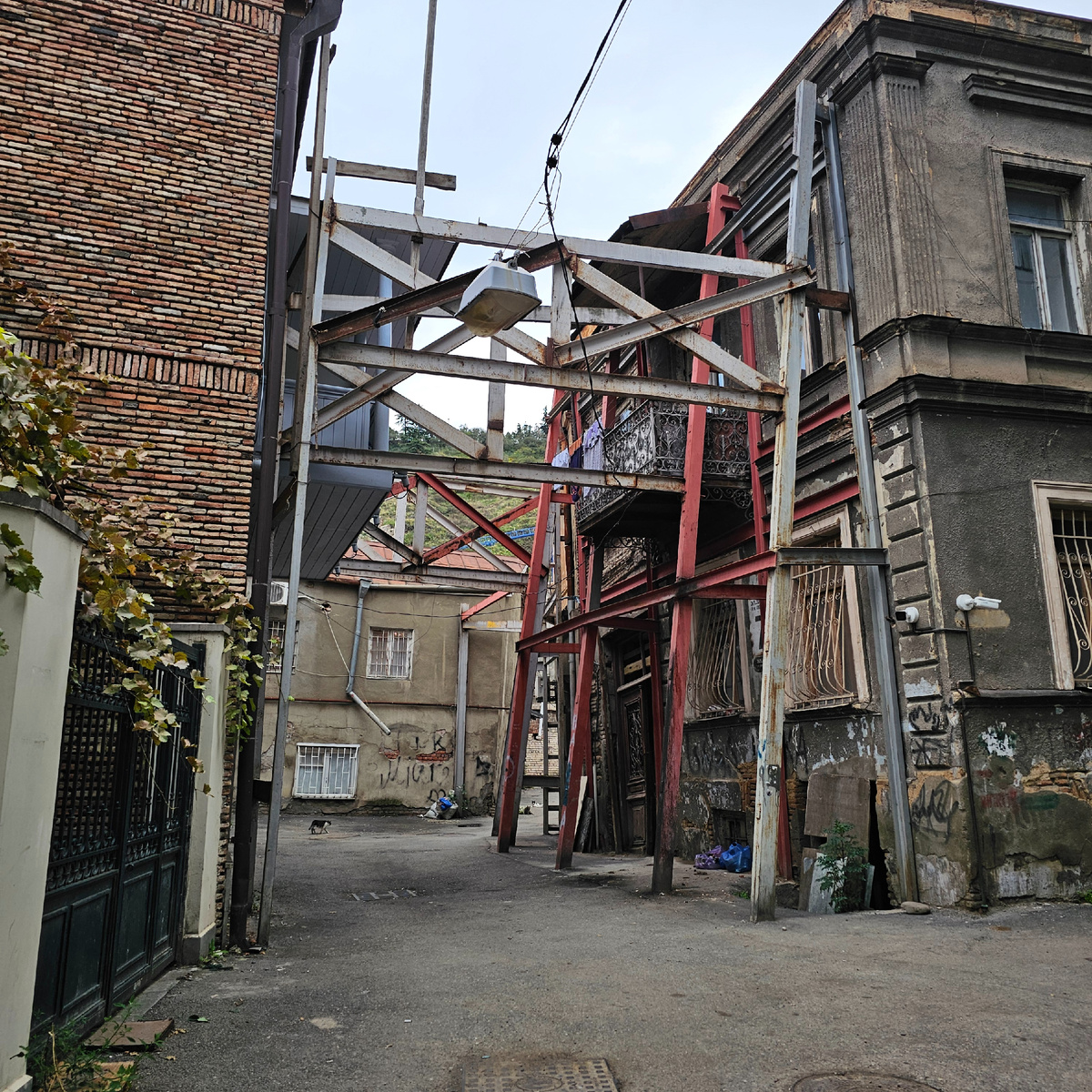 Металлоконструкции до сих пор удерживают фасады. 2025 год.