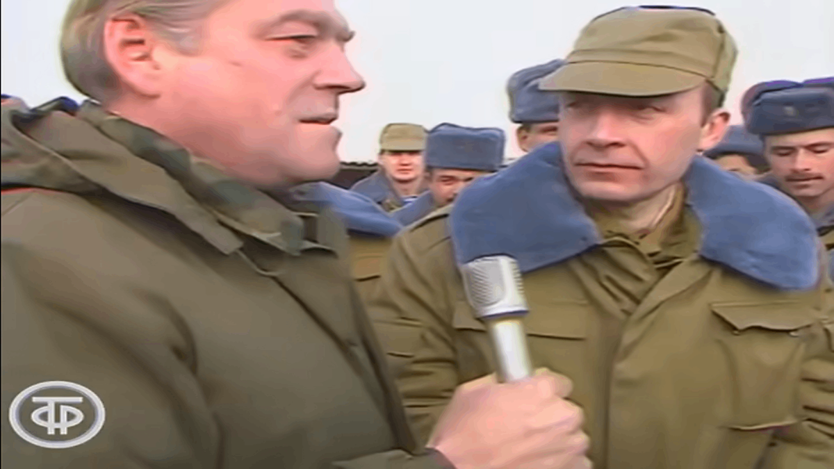 Военный корреспондент Михаил Лещинский берет интервью у воинов-интернационалистов. Репортаж программы «Время» от 5 февраля 1989 года. Десять дней до окончания вывода наших войск из Демократической республики Афганистан. Скриншот кадра телерепортажа ЦТ СССР.