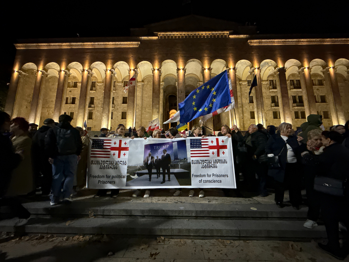Протест напротив здания парламента Грузии в Тбилиси 26 октября 2025 года.