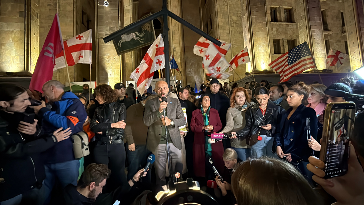 Леван Цуцкиридзе на простете в Тбилиси 26 октября 2025 года.