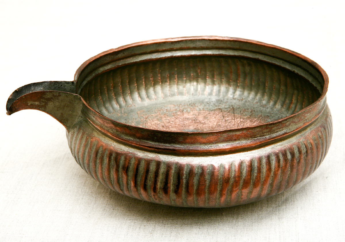 БРАТЫНЯ. Вторая половина ХIХ - начало ХХ в. Место создания: Олонецкая губ. Медный сплав, олово, выколотка, лужение. 10х22,5х27,5. АМДЗ КП-477. М-1721