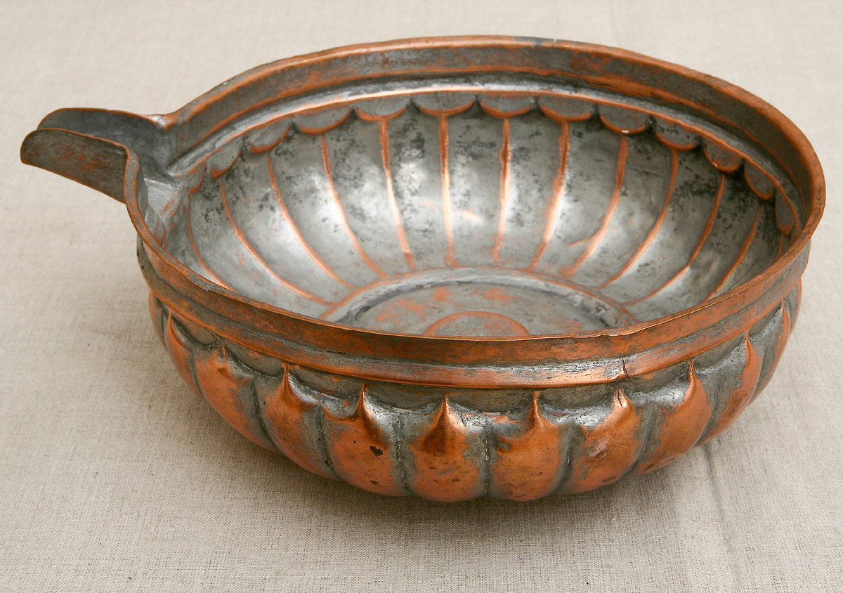 БРАТЫНЯ. ХIХ в. Место создания: Архангельская губ. Медный сплав, выколотка, чеканка, лужение. 10х28,5. АМДЗ КП-11475. М-1572