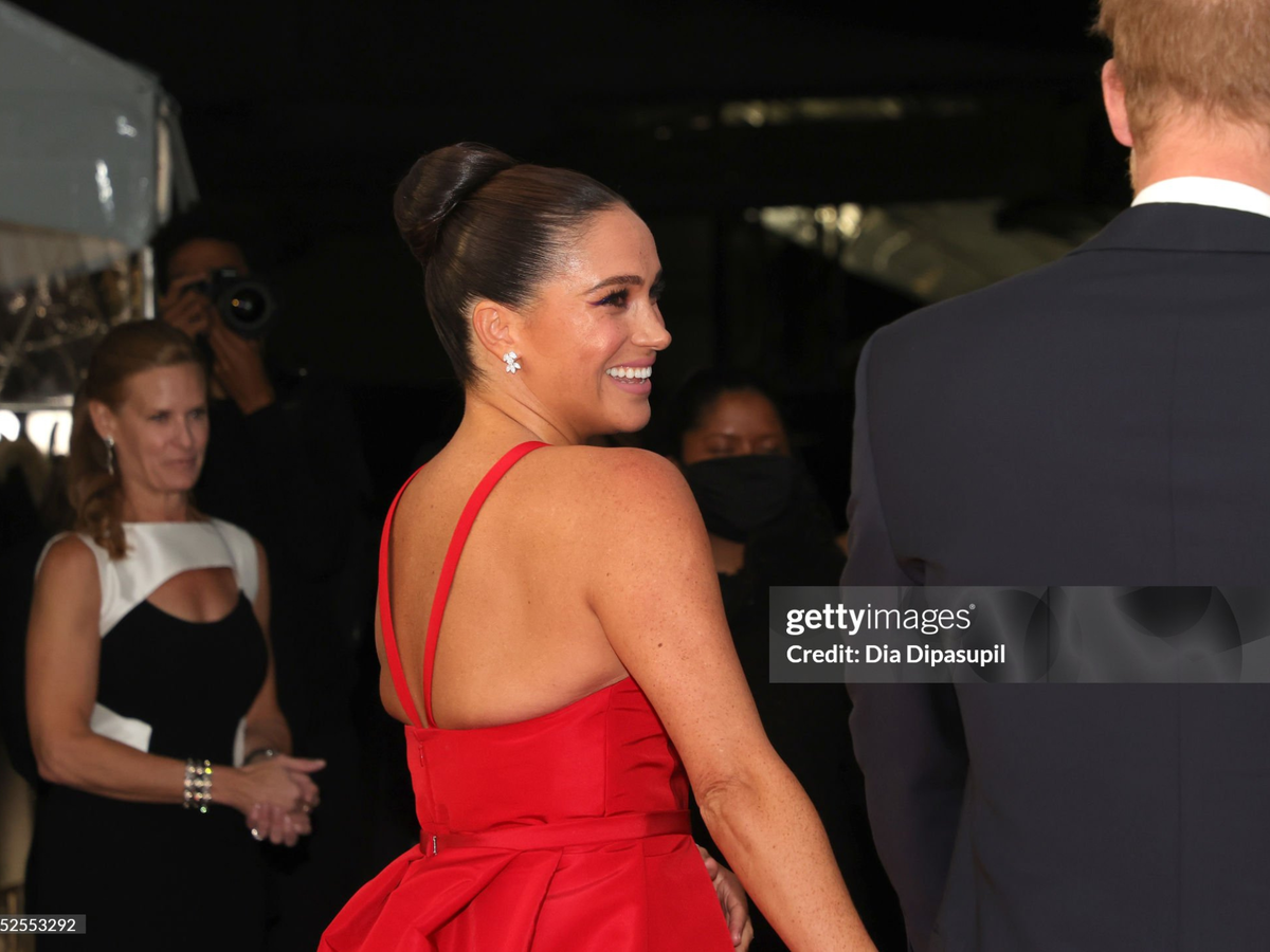 Это платье Меган Маркл маловато