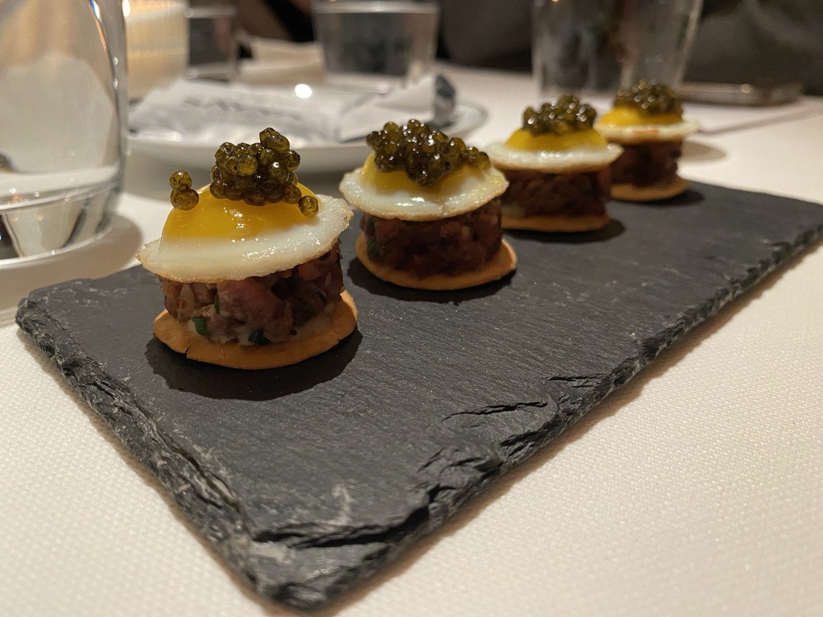 Стейк с картофелем и перепелиным яйцом