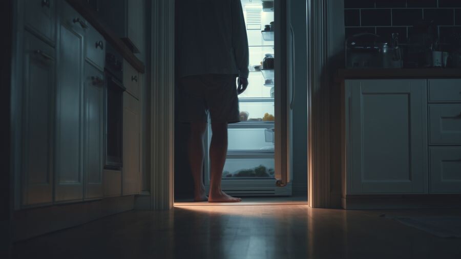 Постоянные ночные перекусы — одна из неправильных пищевых привычек, которая может вести к диабету