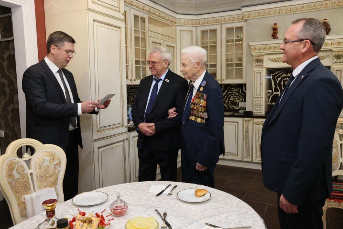    Евгений Иванович Макаров принимает поздравления со 100-летием