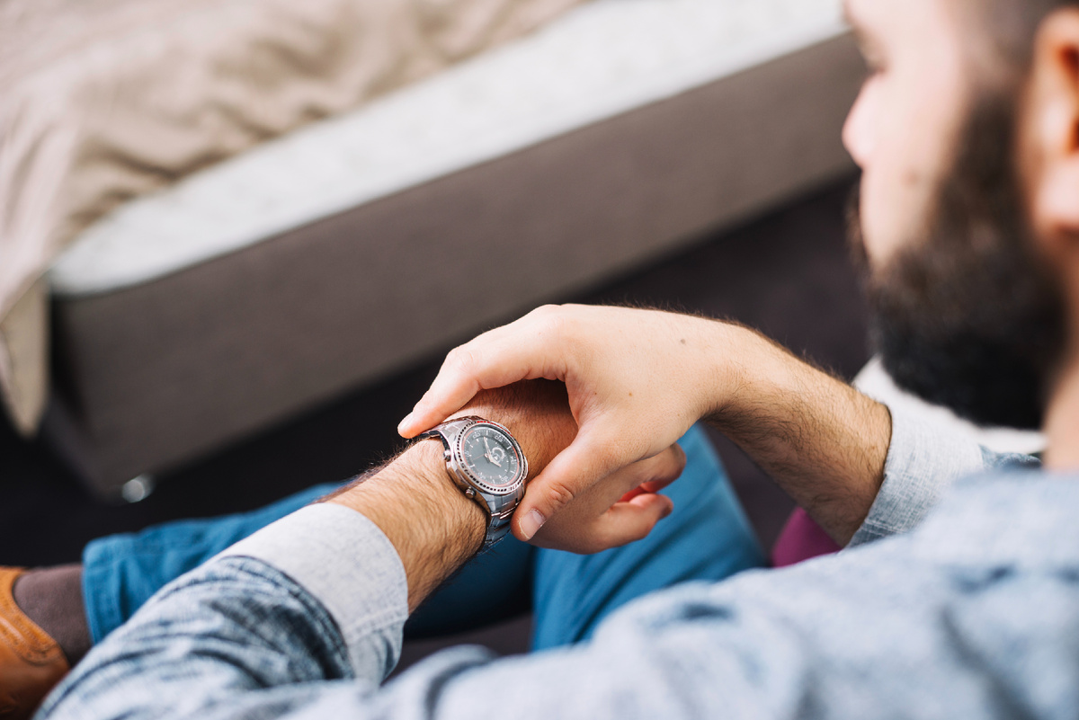 Источник изображения: freepik.com/free-photo/man-checking-time-wrist-watch_1388704.htm