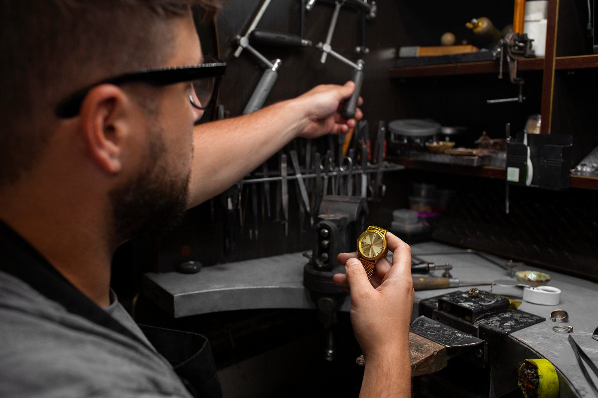 Источник изображения: freepik.com/free-photo/side-view-jeweler-making-jewellery_82550697.htm